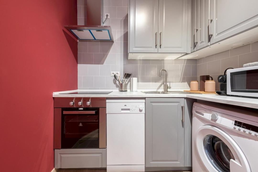 3 Bedrooms 1 Bathroom Furnished - Lavapies- Mintystay Мадрид Экстерьер фото
